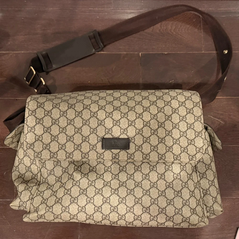 Authentic Gucci GG Supreme Large Changing Bag w/ Changing Pad, Dust Bag & Box